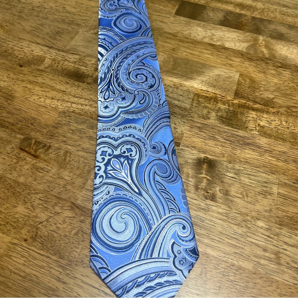 Donald J Trump blue paisley Signature Collection 100% silk necktie
